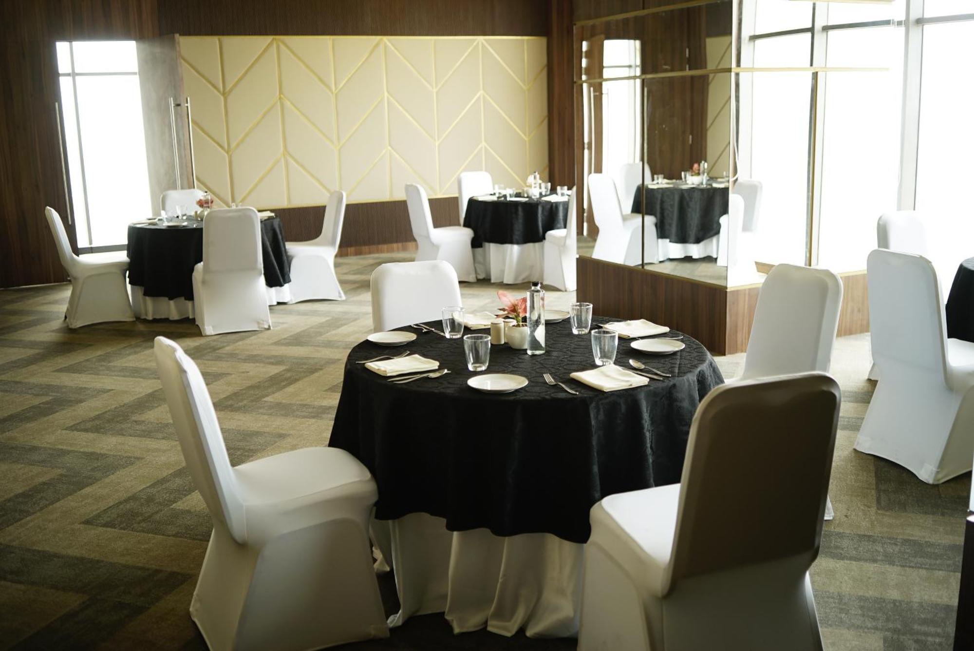 Rhythm Gurugram Hotel & Suites, Sohna Road คูร์เคาน์ ภายนอก รูปภาพ