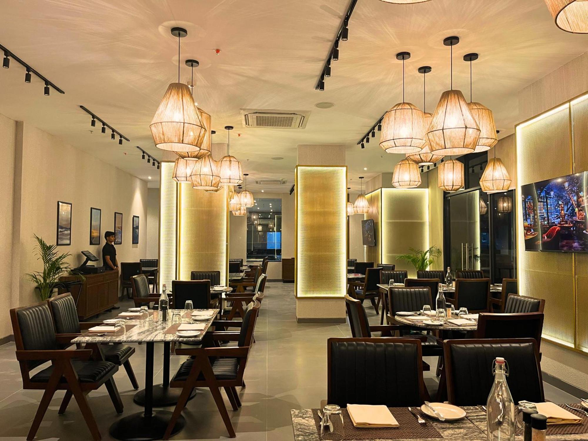 Rhythm Gurugram Hotel & Suites, Sohna Road คูร์เคาน์ ภายนอก รูปภาพ