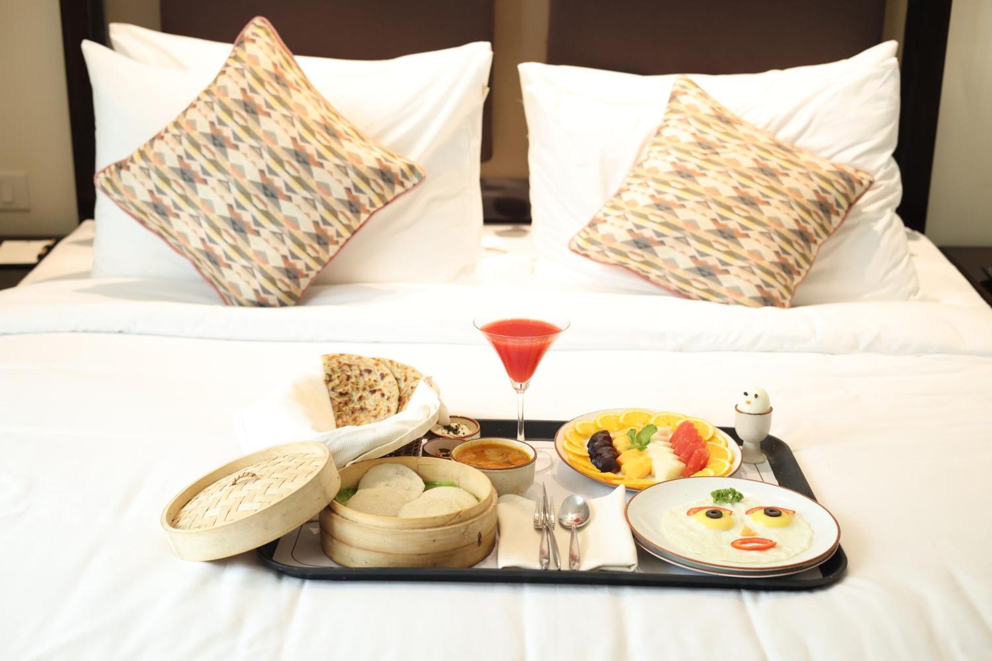 Rhythm Gurugram Hotel & Suites, Sohna Road คูร์เคาน์ ภายนอก รูปภาพ