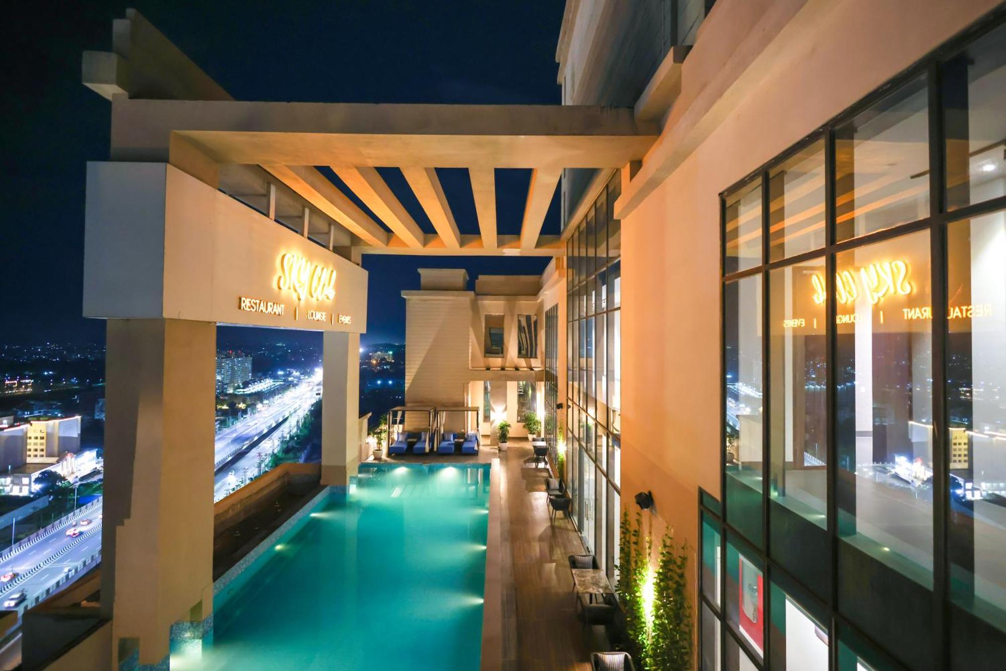 Rhythm Gurugram Hotel & Suites, Sohna Road คูร์เคาน์ ภายนอก รูปภาพ