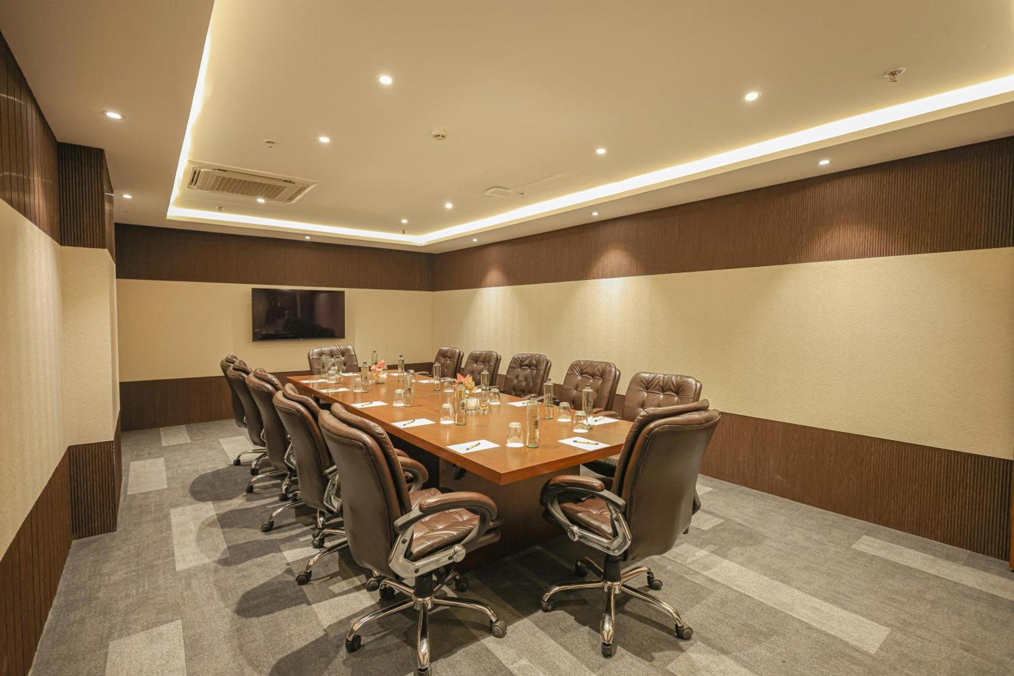 Rhythm Gurugram Hotel & Suites, Sohna Road คูร์เคาน์ ภายนอก รูปภาพ