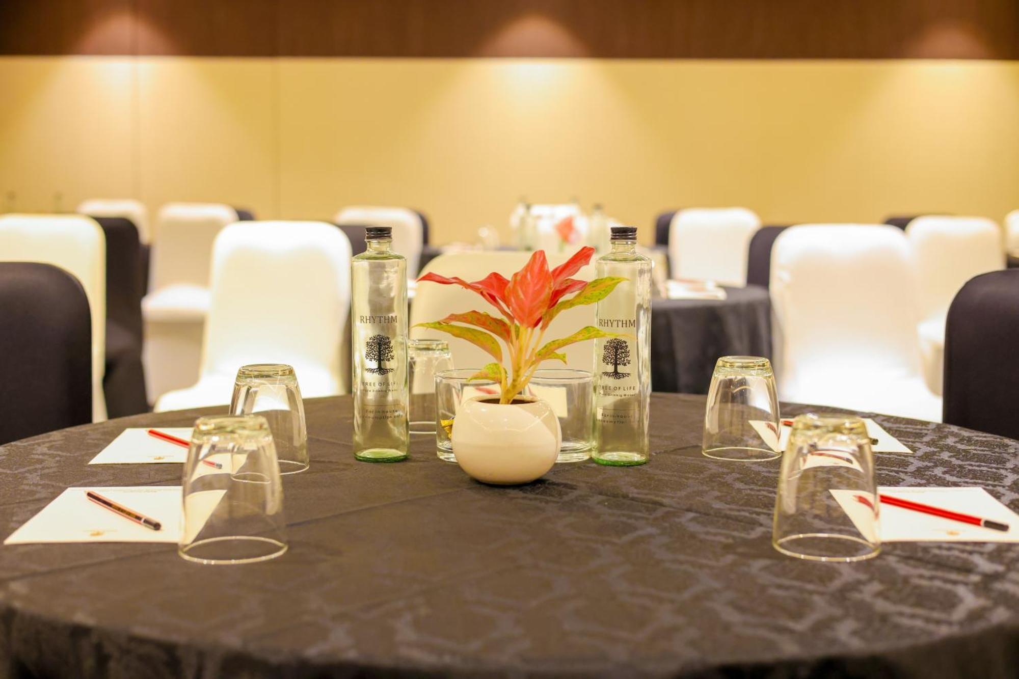 Rhythm Gurugram Hotel & Suites, Sohna Road คูร์เคาน์ ภายนอก รูปภาพ