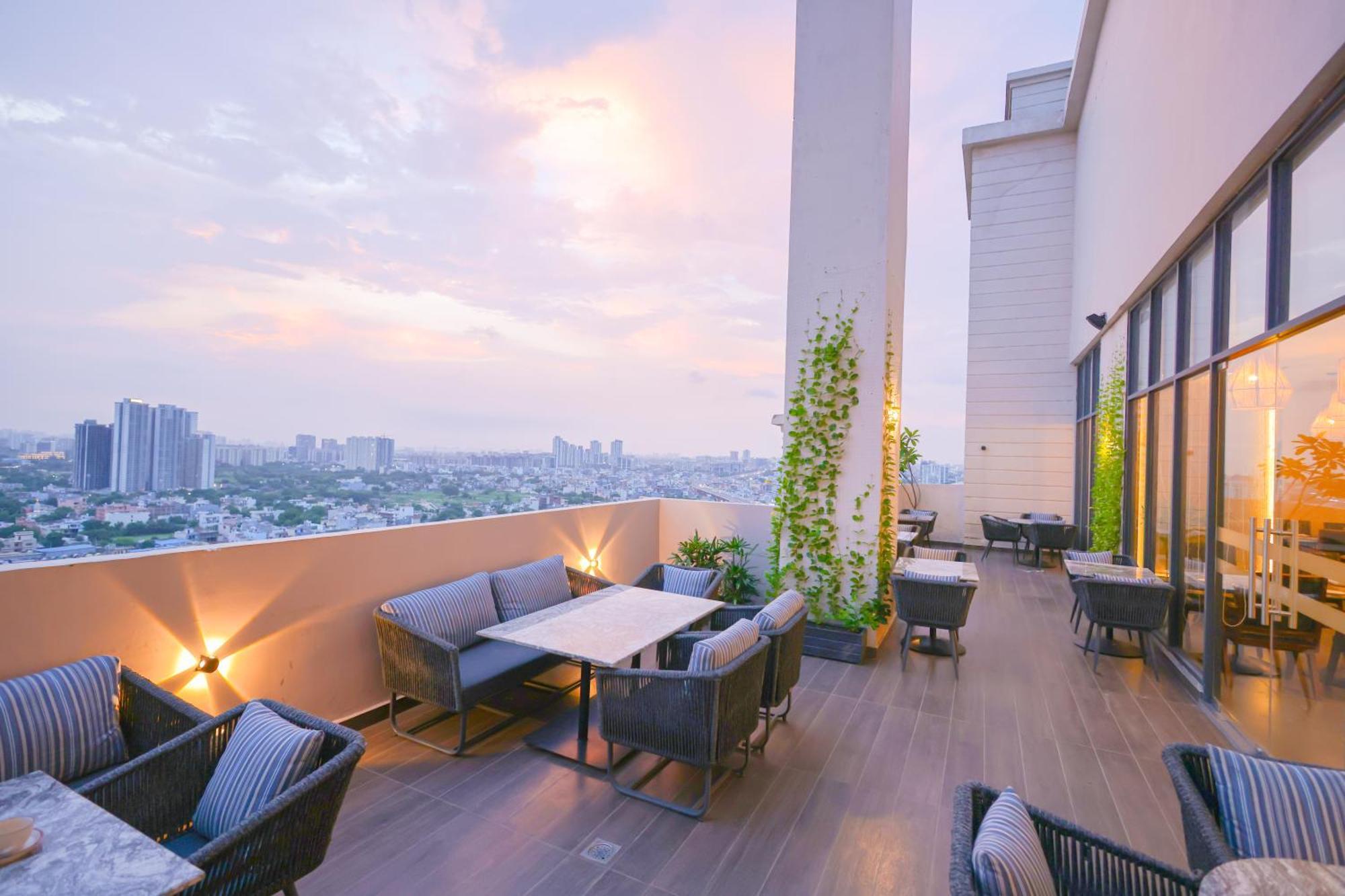 Rhythm Gurugram Hotel & Suites, Sohna Road คูร์เคาน์ ภายนอก รูปภาพ