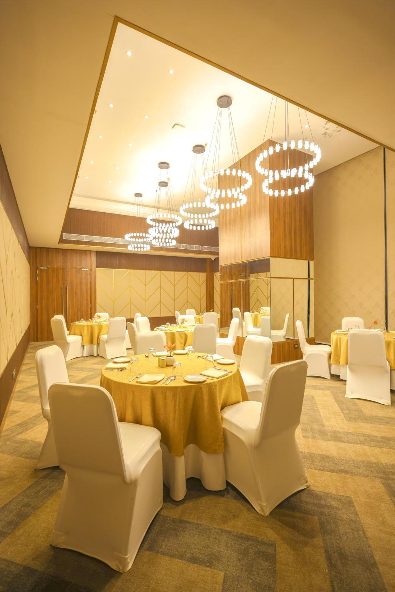 Rhythm Gurugram Hotel & Suites, Sohna Road คูร์เคาน์ ภายนอก รูปภาพ