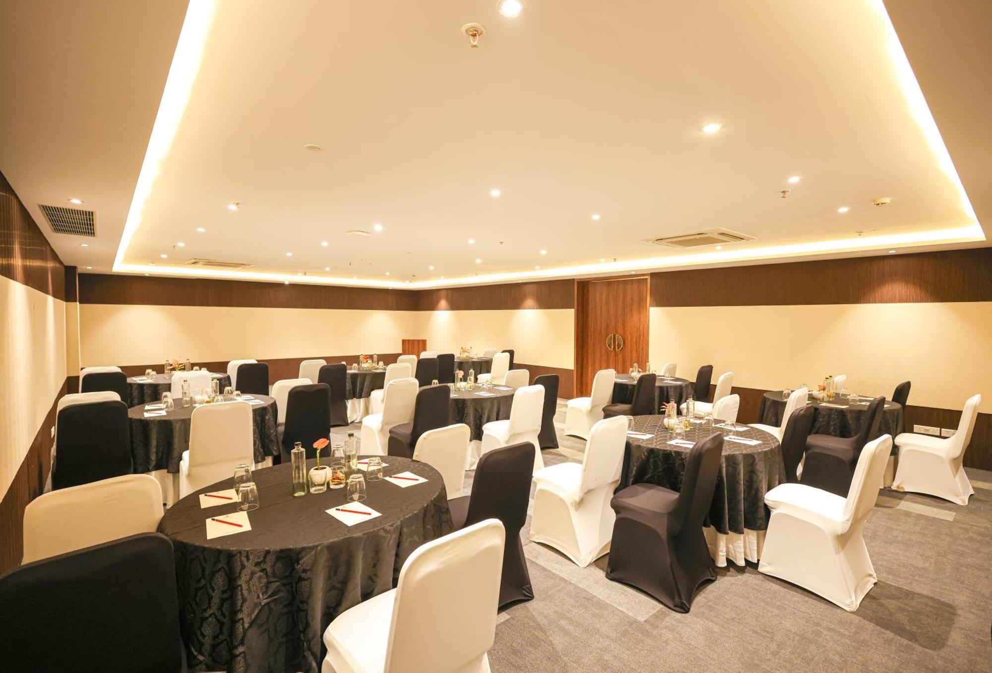 Rhythm Gurugram Hotel & Suites, Sohna Road คูร์เคาน์ ภายนอก รูปภาพ