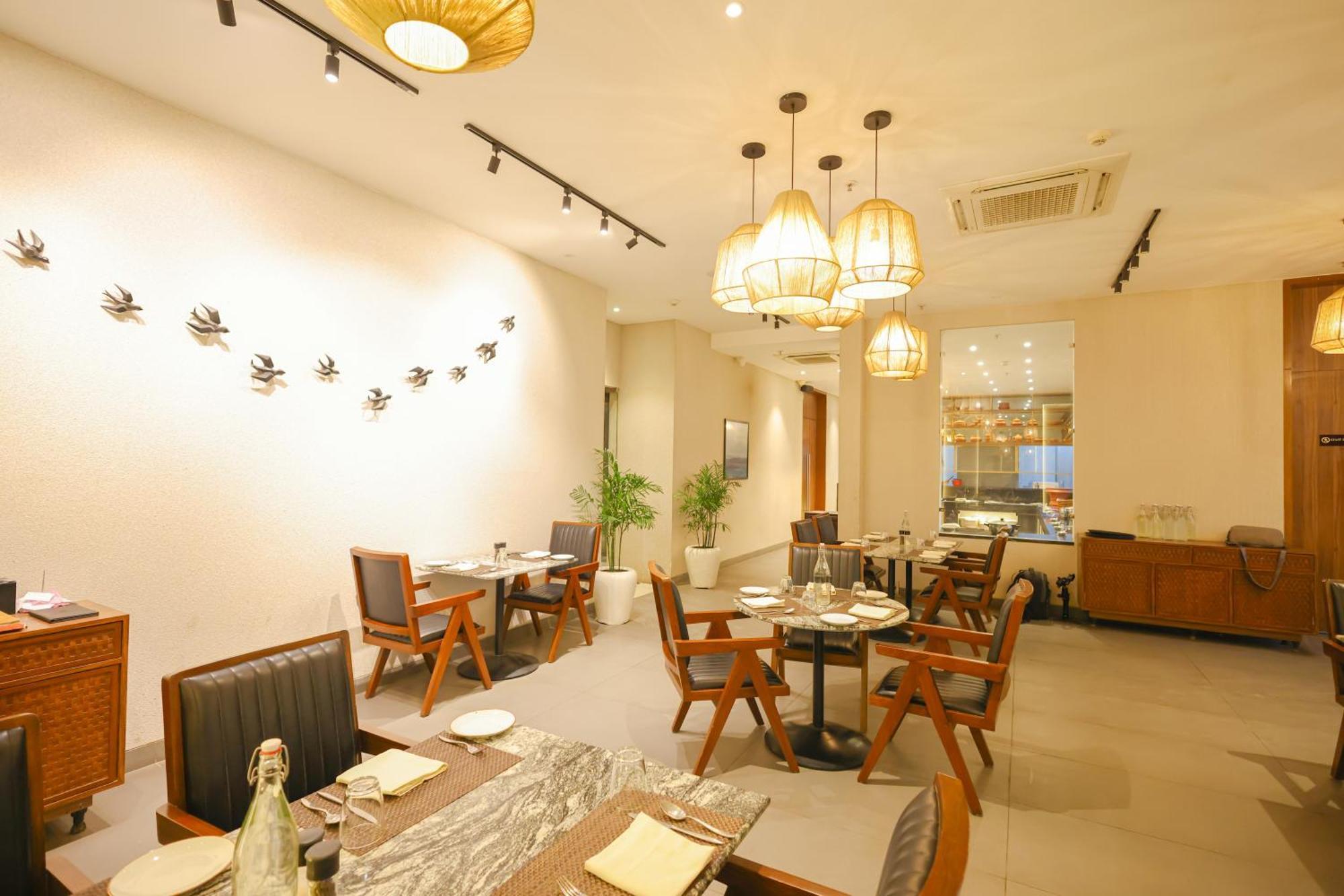 Rhythm Gurugram Hotel & Suites, Sohna Road คูร์เคาน์ ภายนอก รูปภาพ