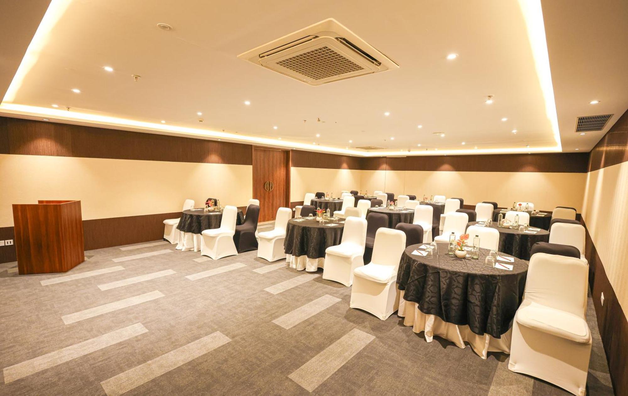 Rhythm Gurugram Hotel & Suites, Sohna Road คูร์เคาน์ ภายนอก รูปภาพ