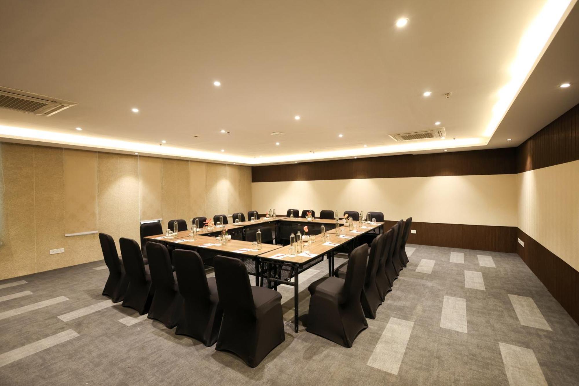 Rhythm Gurugram Hotel & Suites, Sohna Road คูร์เคาน์ ภายนอก รูปภาพ