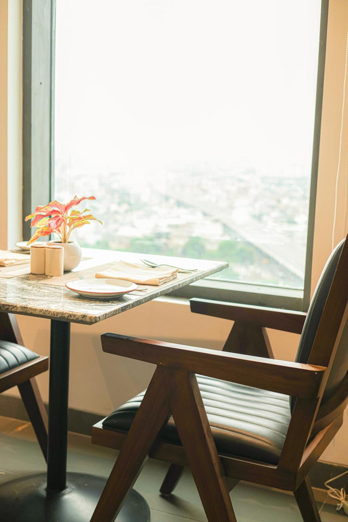 Rhythm Gurugram Hotel & Suites, Sohna Road คูร์เคาน์ ภายนอก รูปภาพ