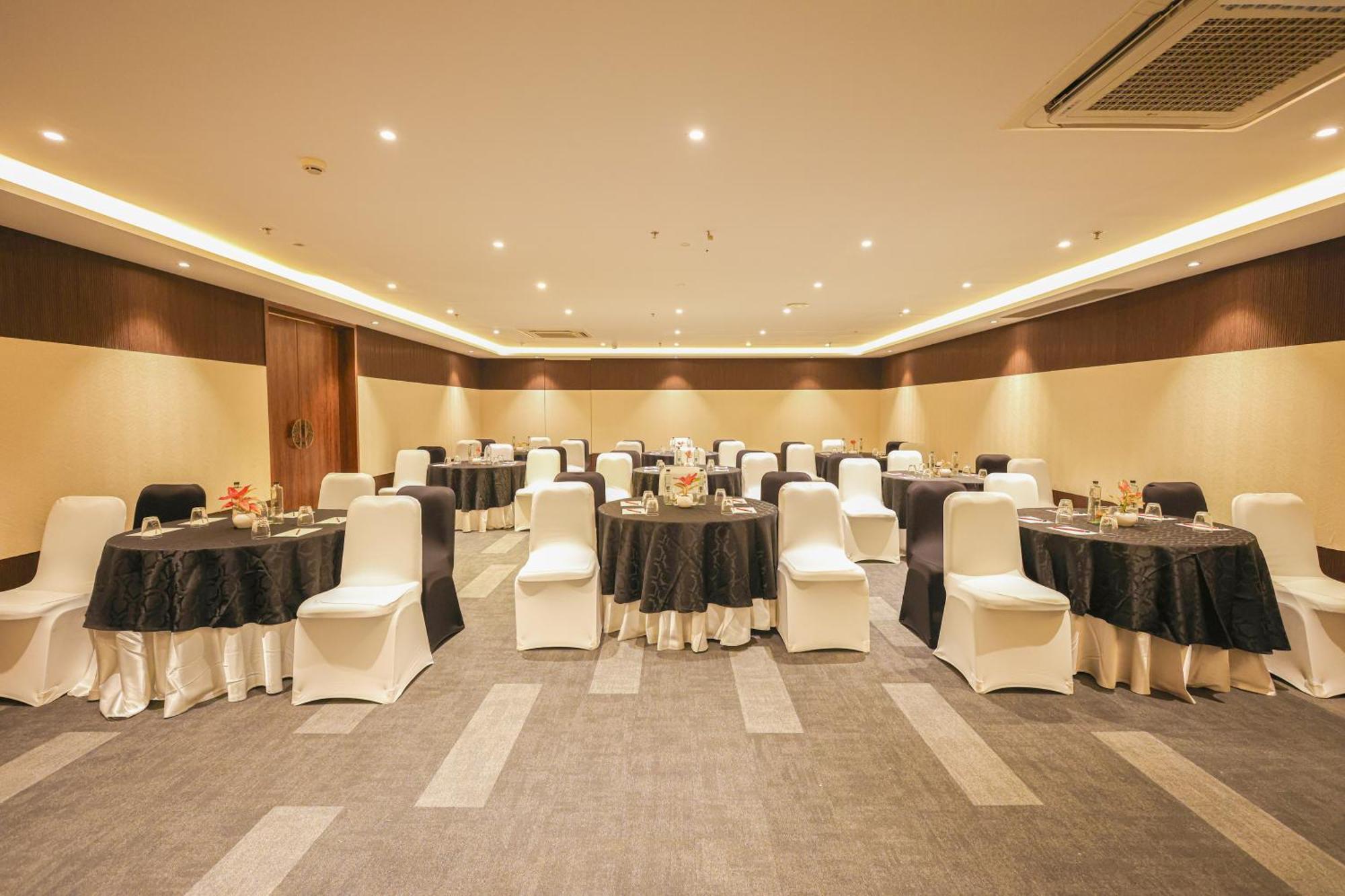 Rhythm Gurugram Hotel & Suites, Sohna Road คูร์เคาน์ ภายนอก รูปภาพ