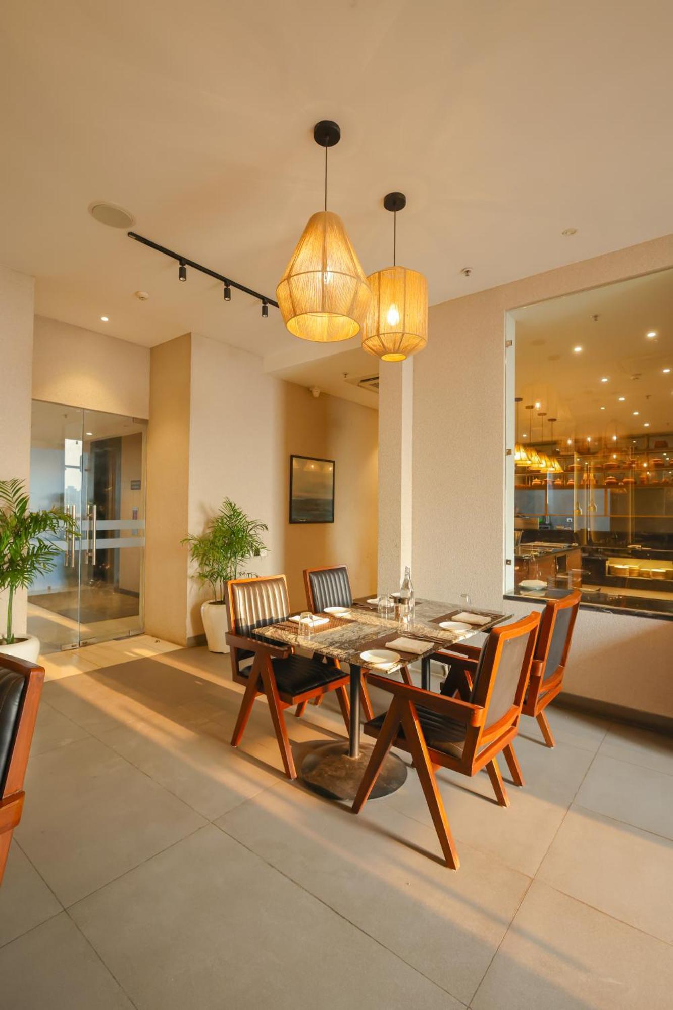 Rhythm Gurugram Hotel & Suites, Sohna Road คูร์เคาน์ ภายนอก รูปภาพ