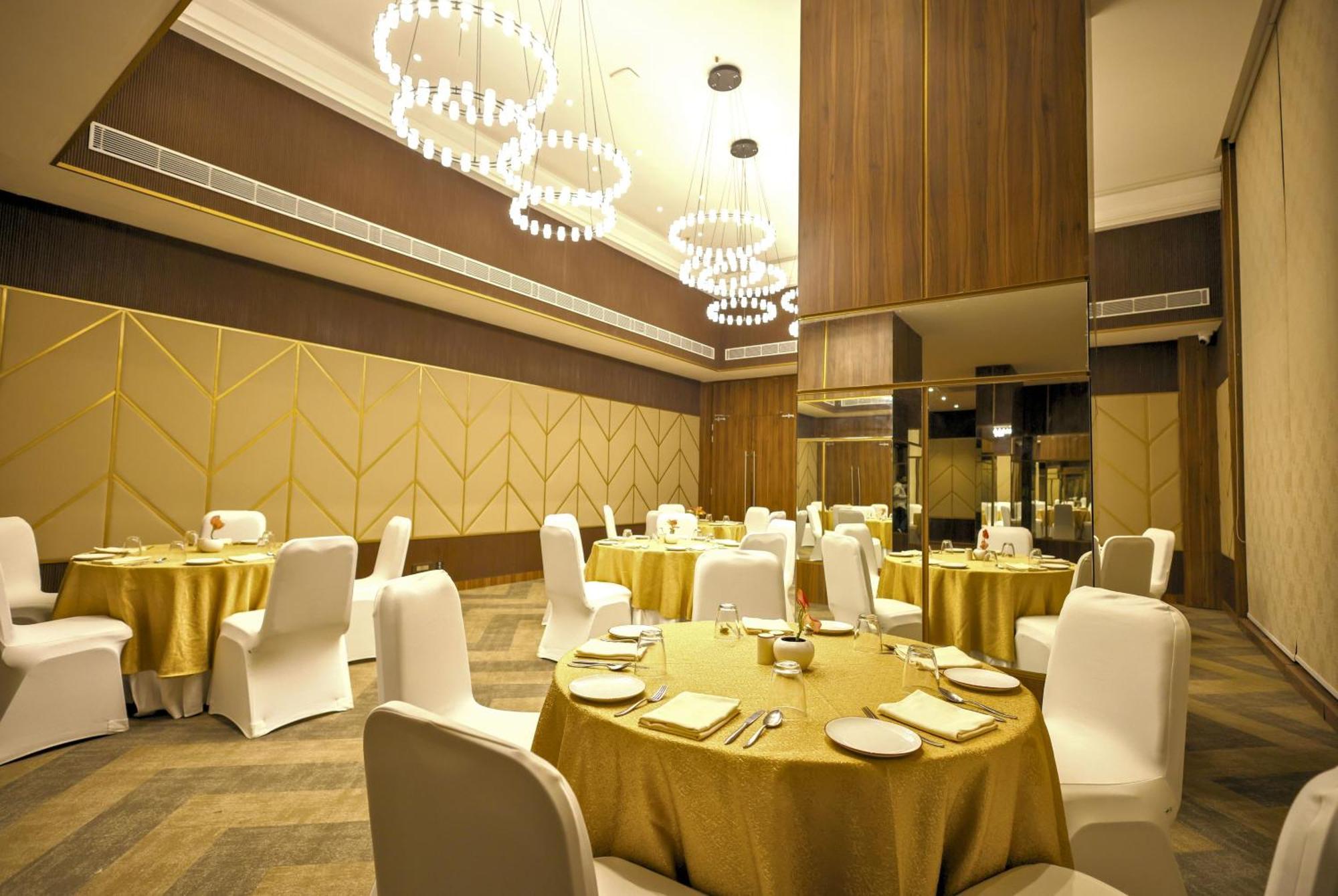 Rhythm Gurugram Hotel & Suites, Sohna Road คูร์เคาน์ ภายนอก รูปภาพ