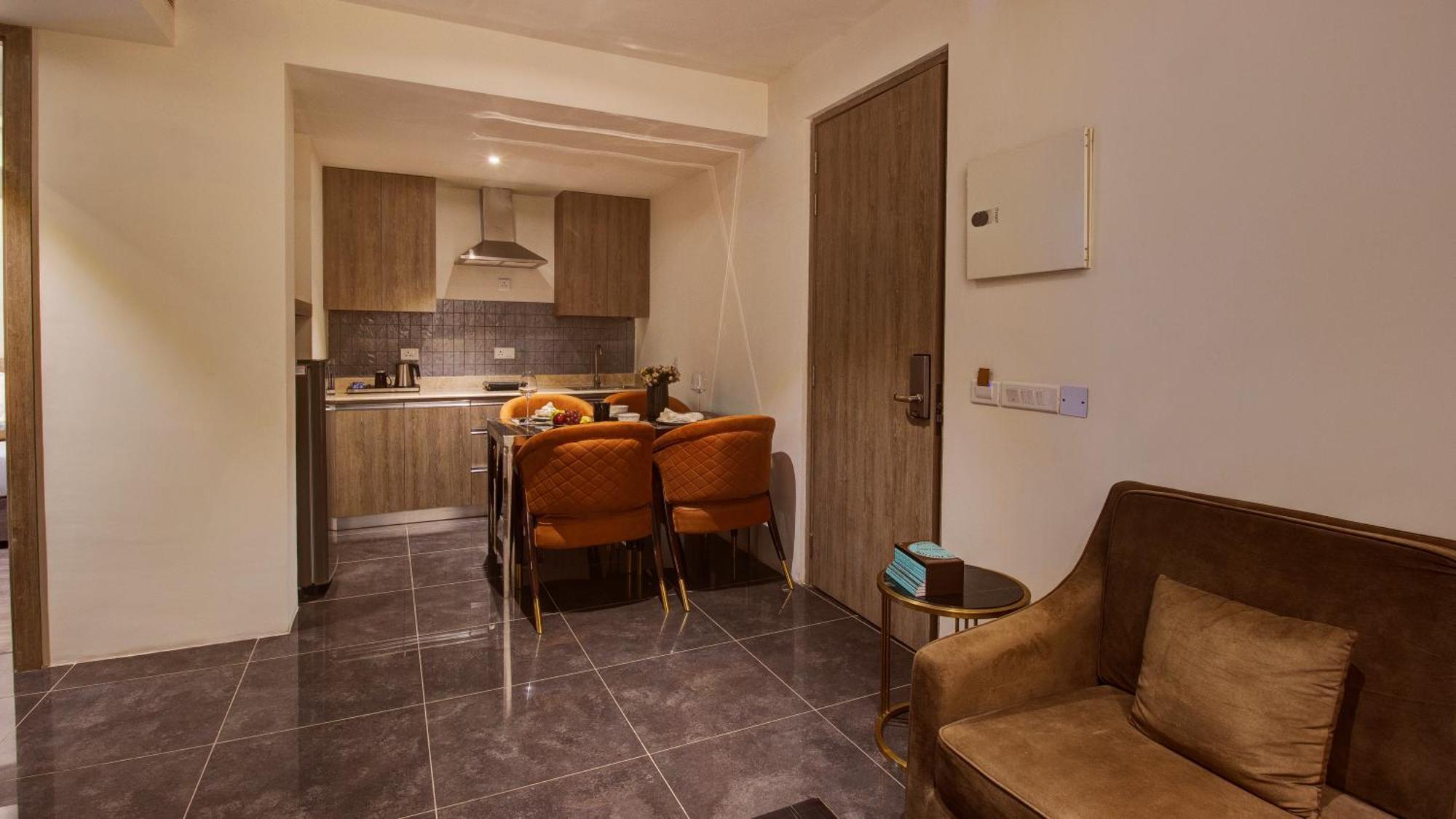 Rhythm Gurugram Hotel & Suites, Sohna Road คูร์เคาน์ ภายนอก รูปภาพ