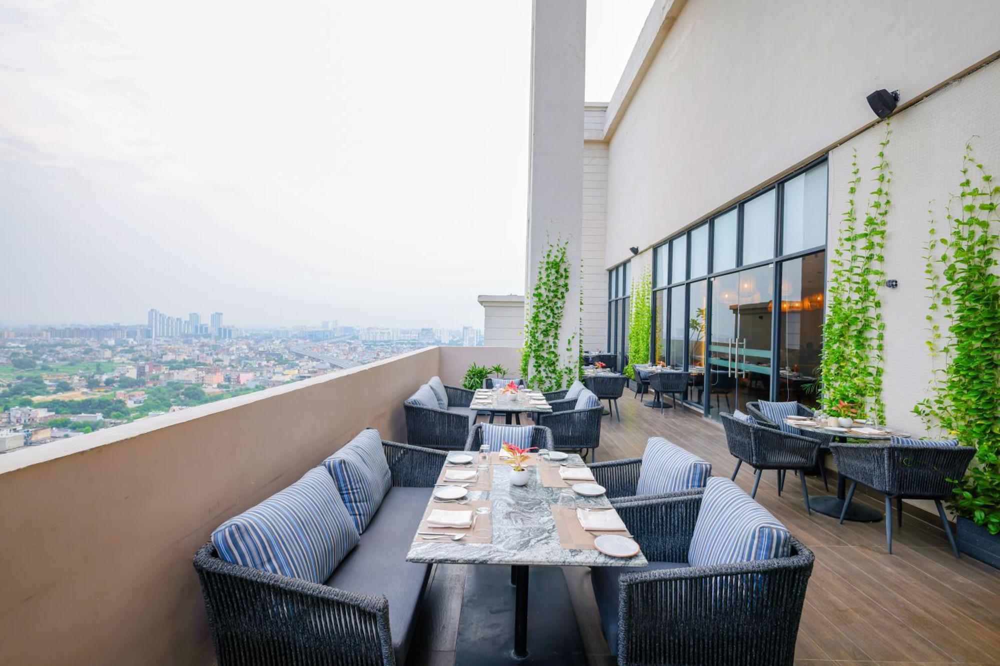 Rhythm Gurugram Hotel & Suites, Sohna Road คูร์เคาน์ ภายนอก รูปภาพ
