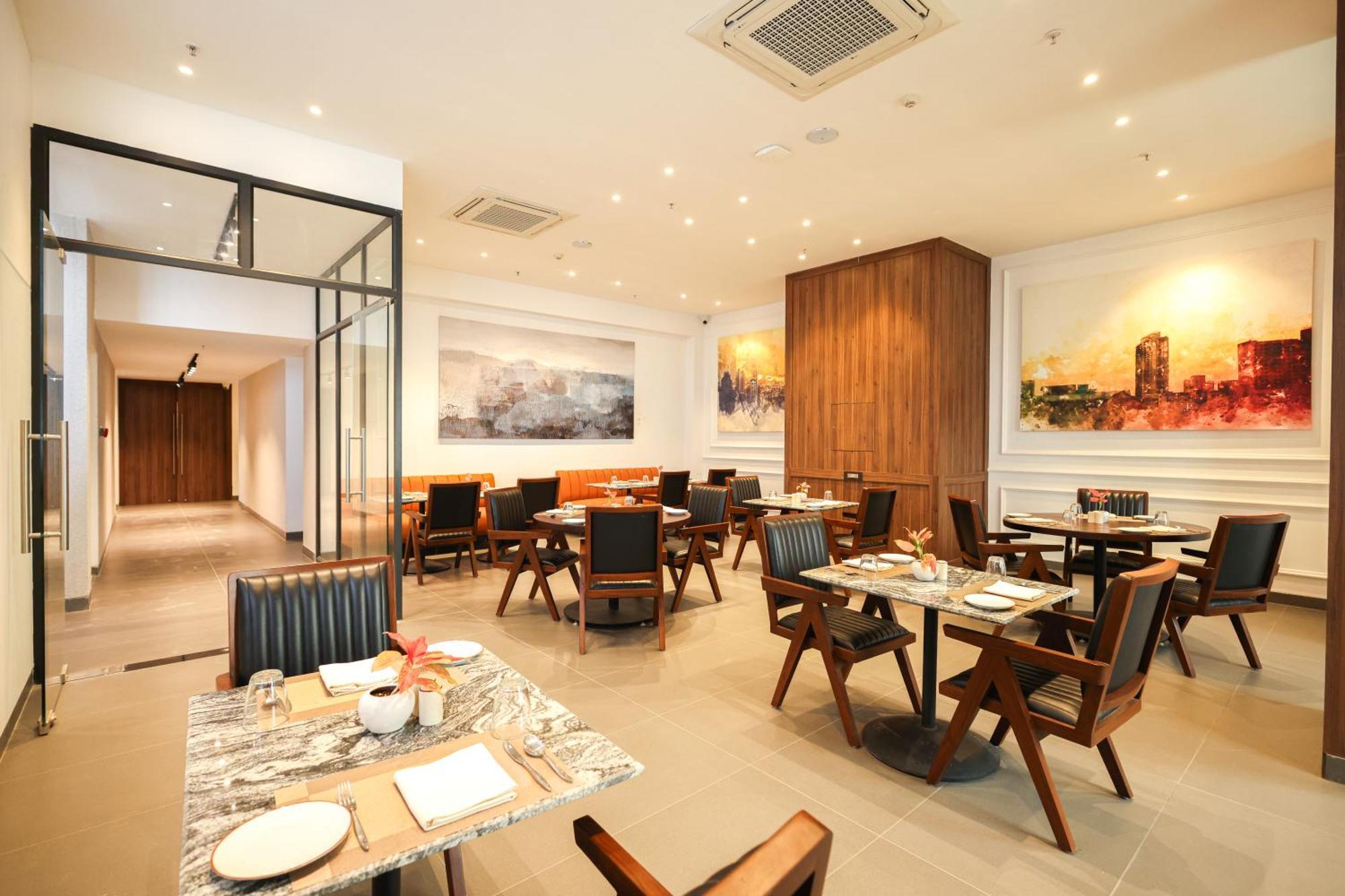 Rhythm Gurugram Hotel & Suites, Sohna Road คูร์เคาน์ ภายนอก รูปภาพ