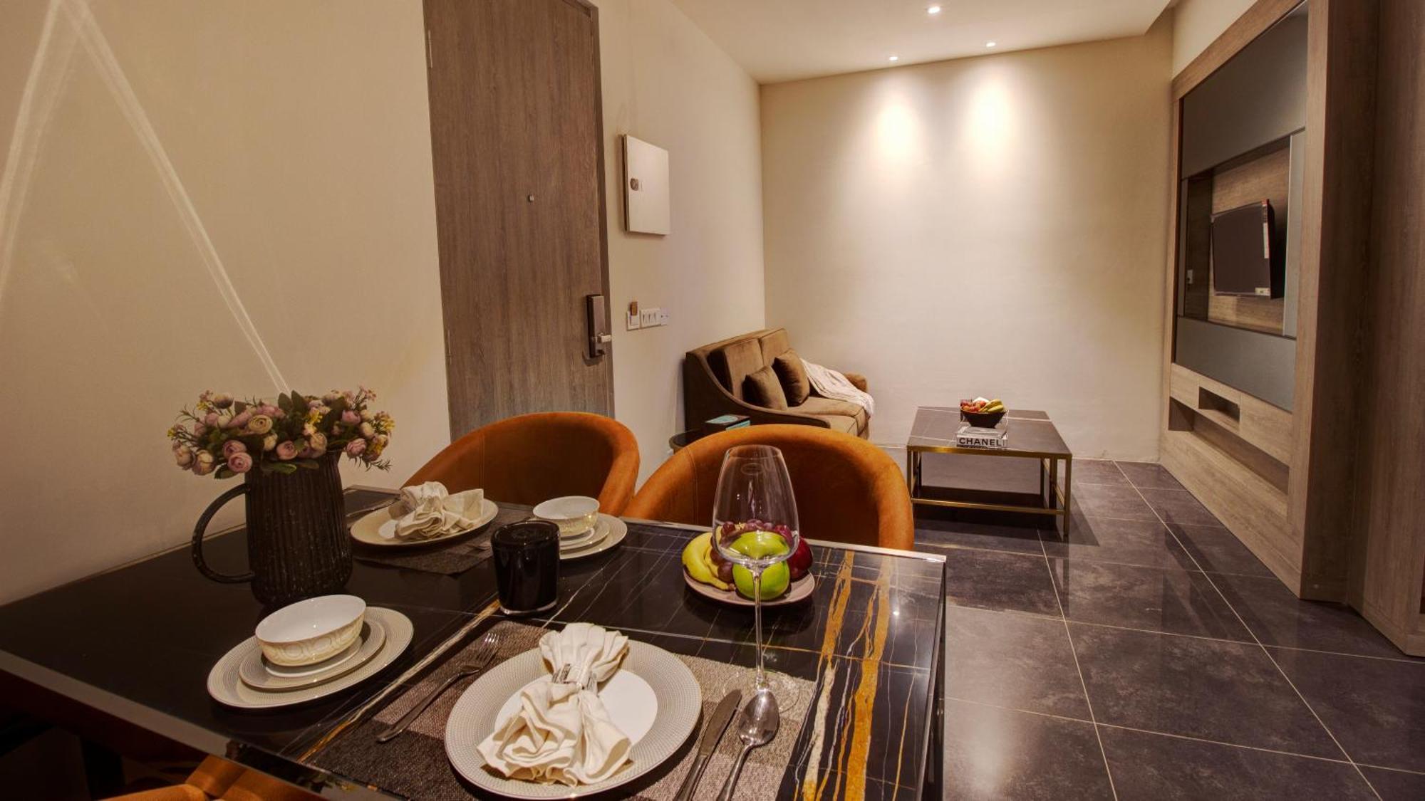 Rhythm Gurugram Hotel & Suites, Sohna Road คูร์เคาน์ ภายนอก รูปภาพ