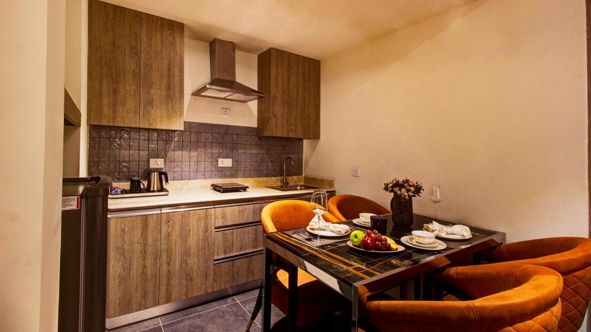 Rhythm Gurugram Hotel & Suites, Sohna Road คูร์เคาน์ ภายนอก รูปภาพ