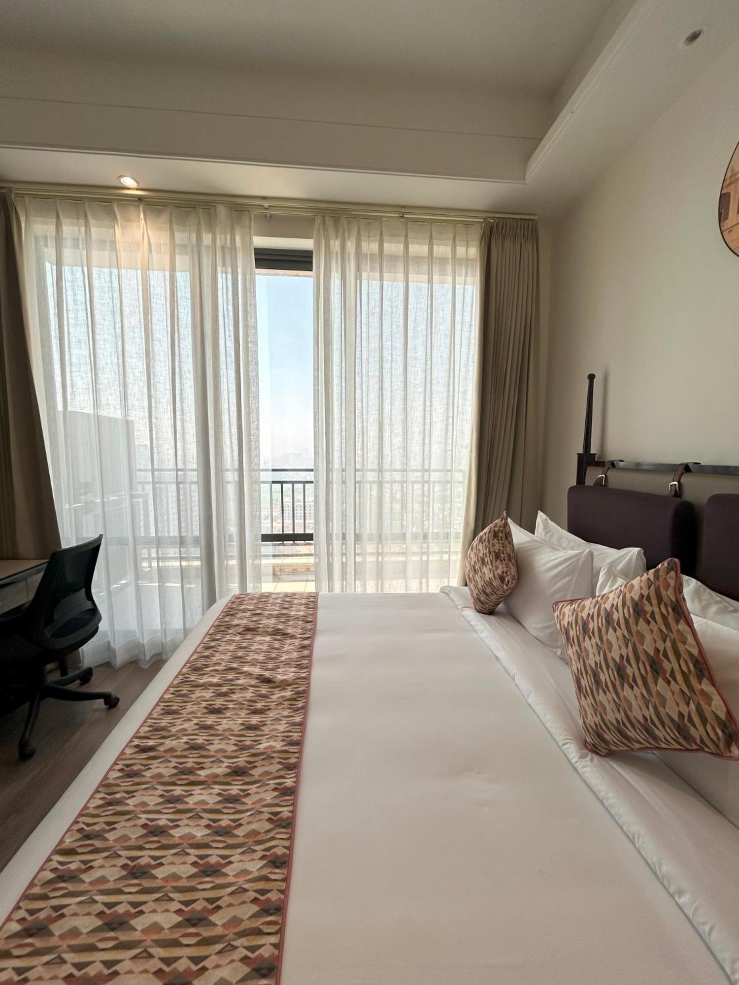 Rhythm Gurugram Hotel & Suites, Sohna Road คูร์เคาน์ ภายนอก รูปภาพ