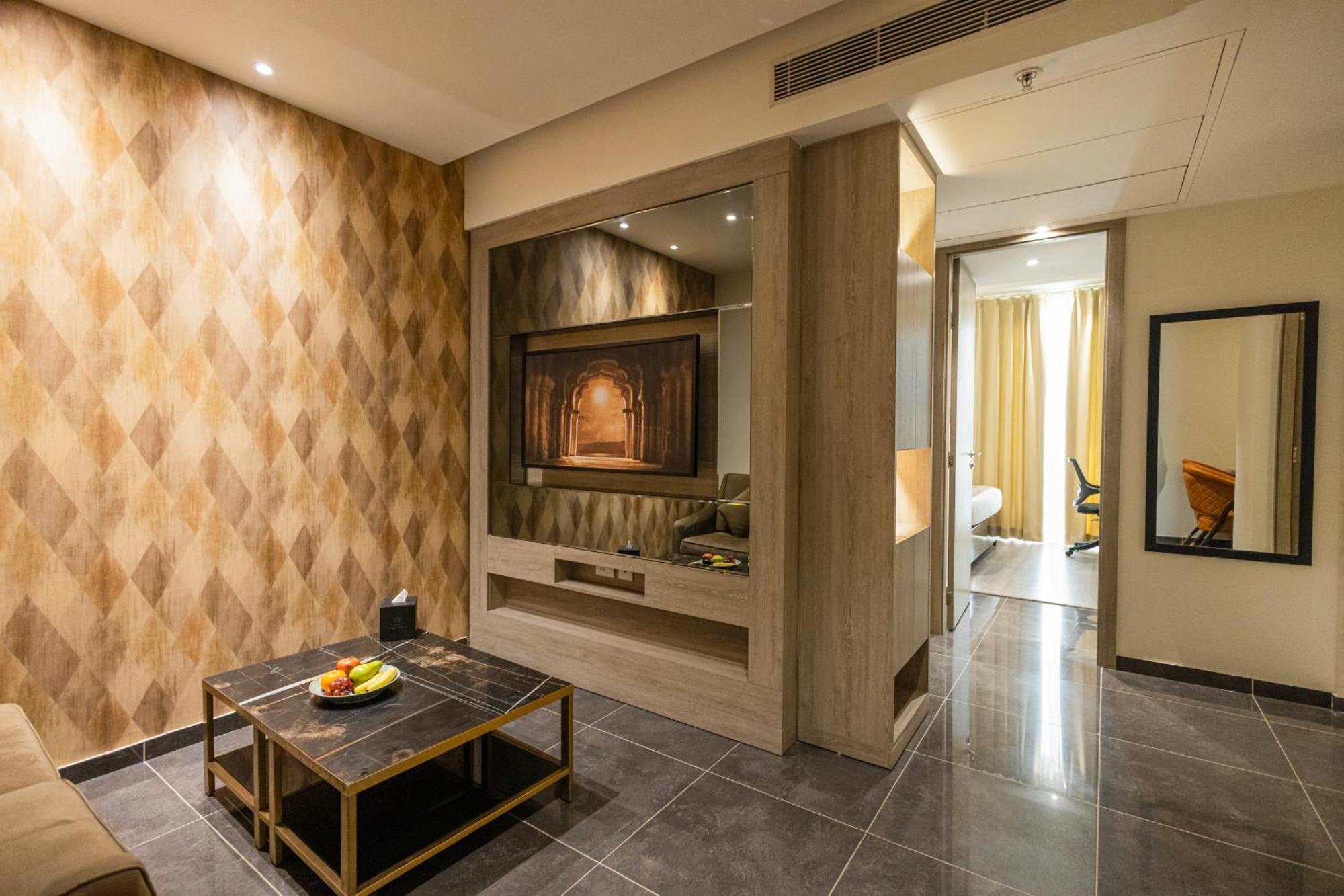Rhythm Gurugram Hotel & Suites, Sohna Road คูร์เคาน์ ภายนอก รูปภาพ