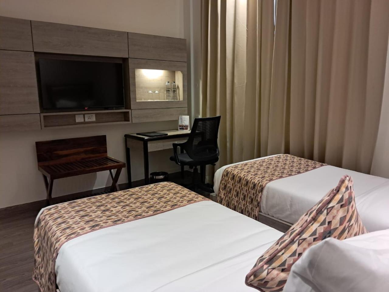 Rhythm Gurugram Hotel & Suites, Sohna Road คูร์เคาน์ ภายนอก รูปภาพ